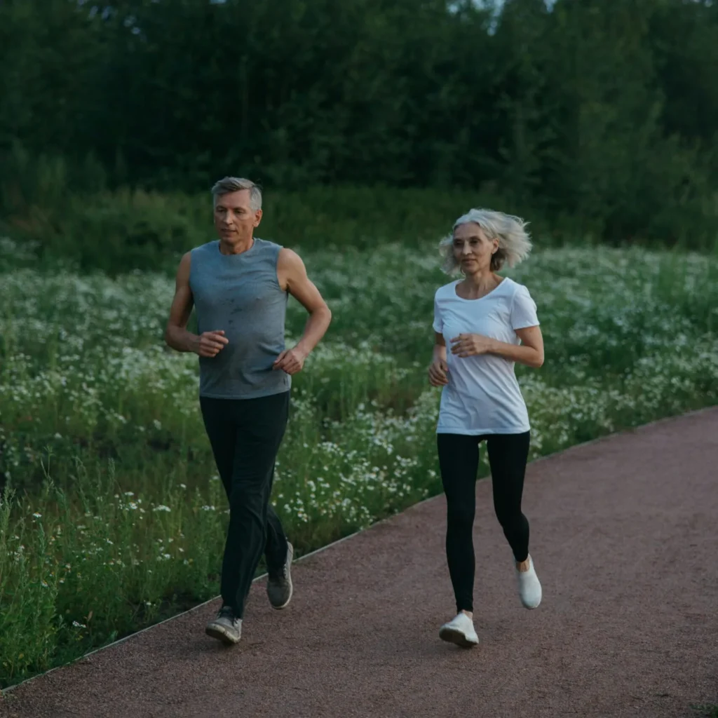 Senior Ehepaar geht gemeinsam Joggen mit mobilem Hausnotruf Gerät
