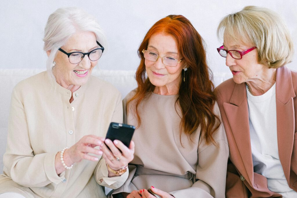3 ältere befreundete Damen unterhalten sich