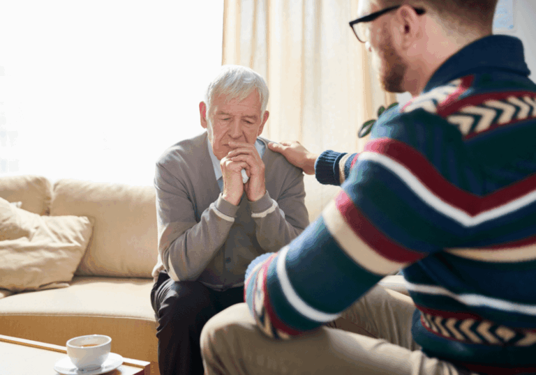 Besorgter Senior wegen Pflegegrad Ablehnung