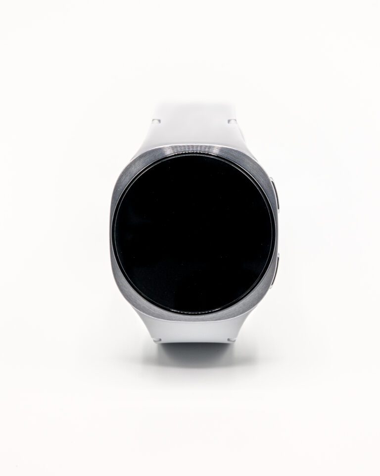 weiße Smartwatch mit Gesundheitsfunktionen für Senioren
