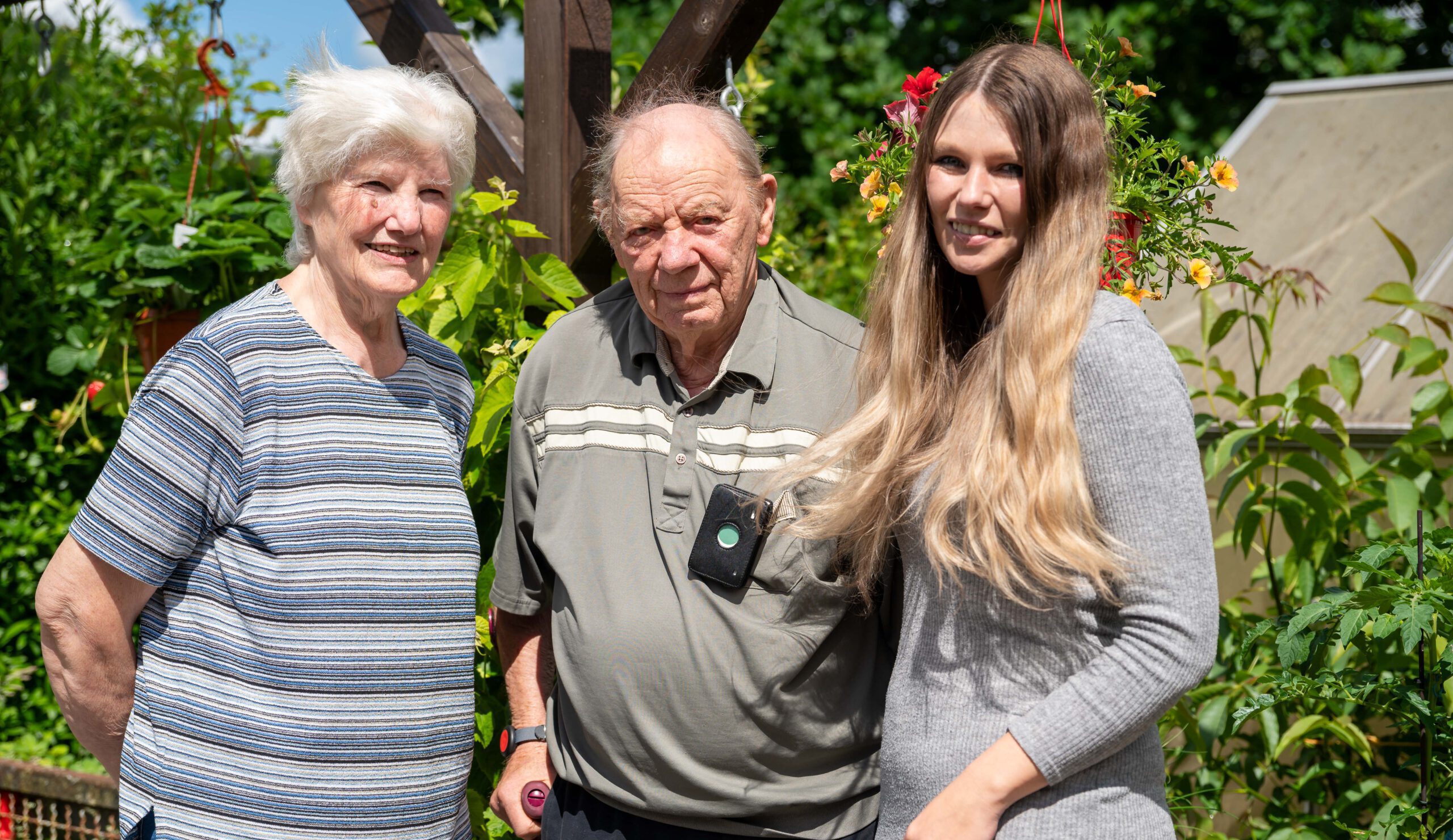 Familie draußen mit mobilem Hausnotruf