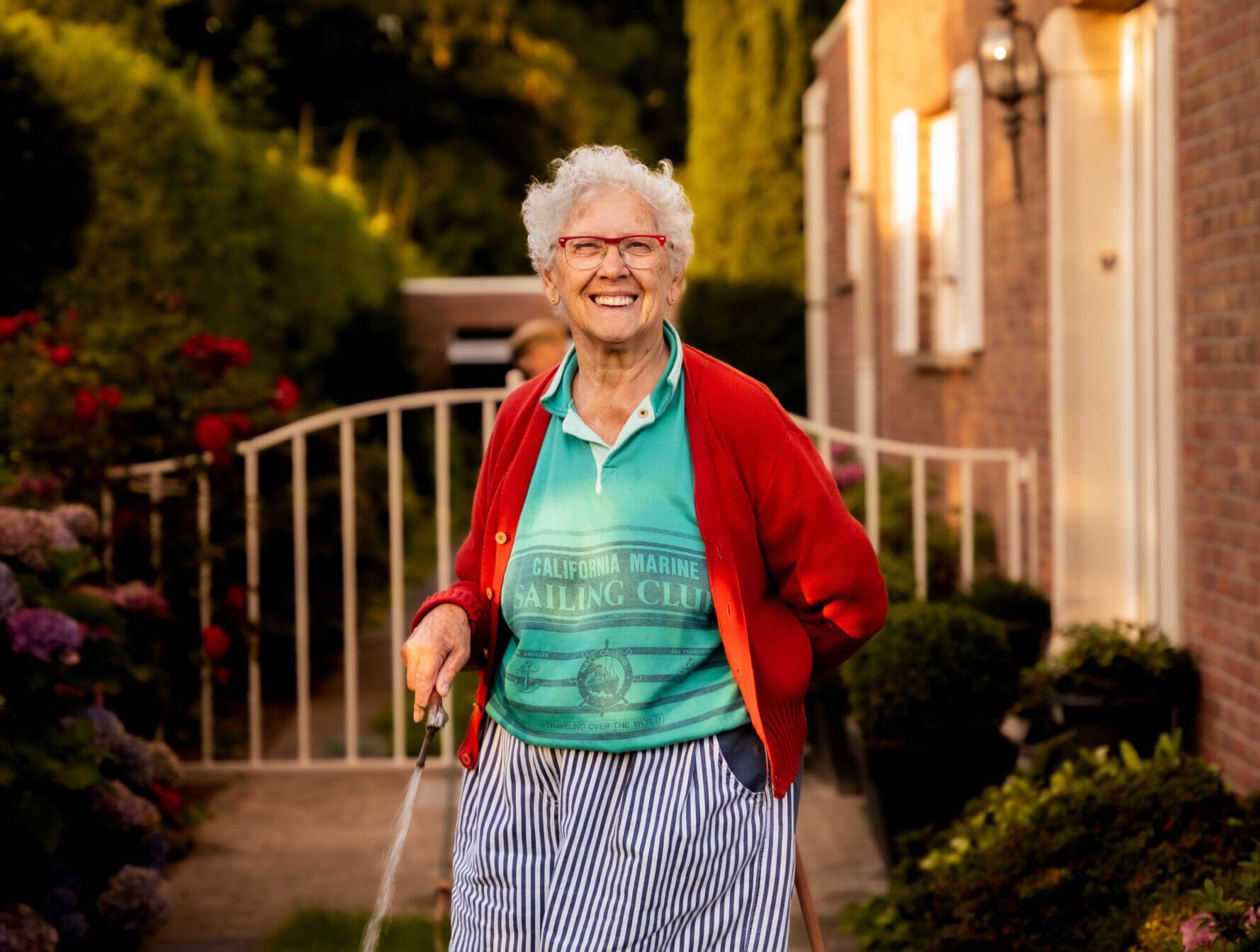 Seniorin glücklich im Garten